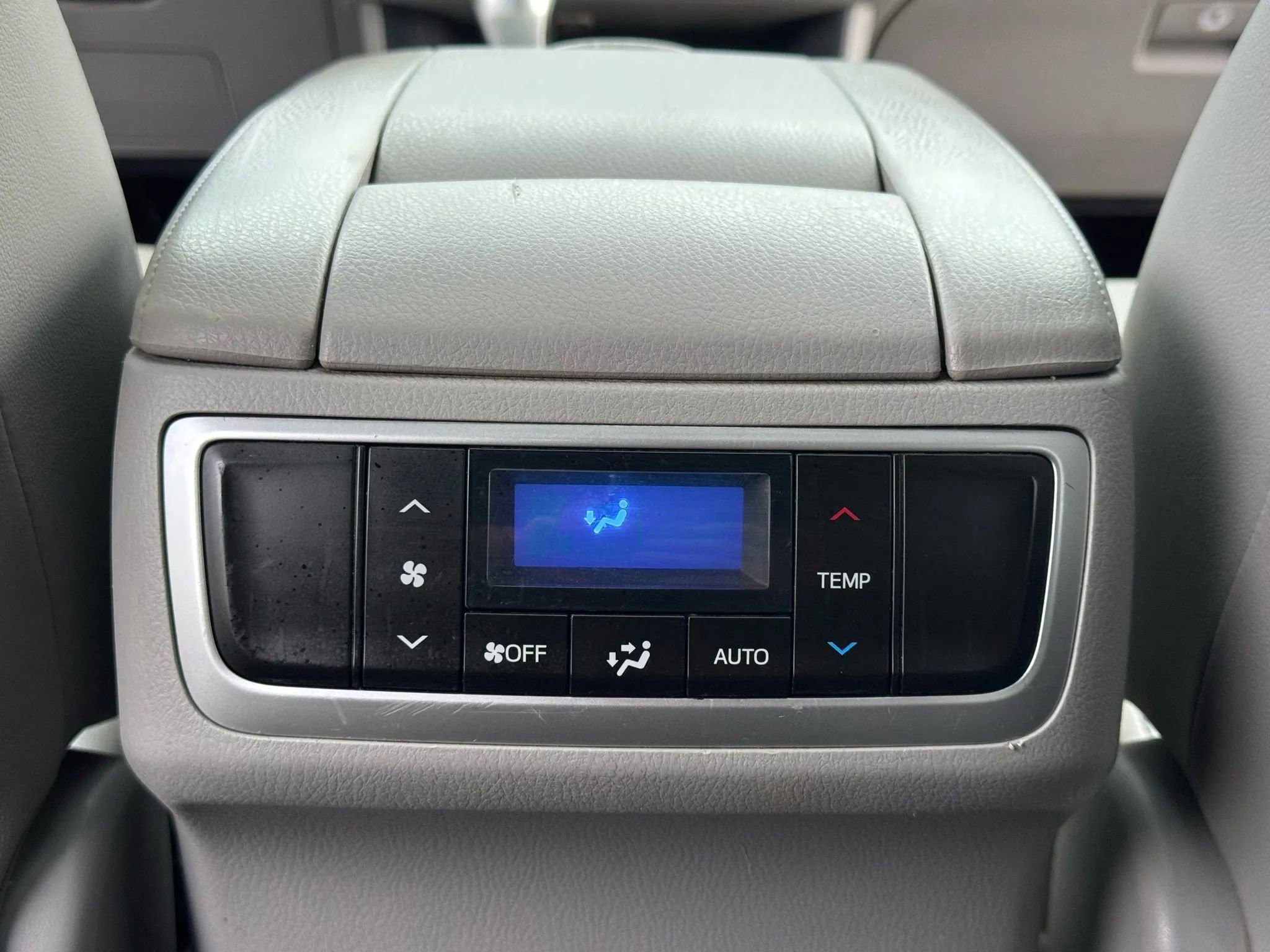 Used 2014 Toyota Highlander Limited w/ Preferred Accessory Package image 18