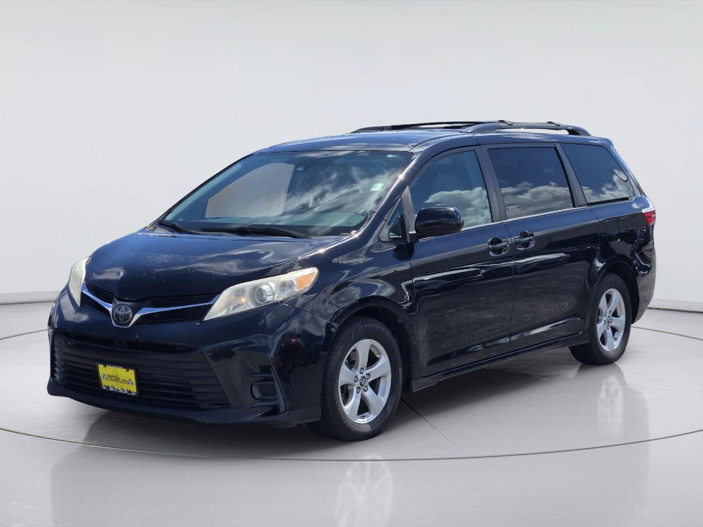 Used 2018 Toyota Sienna LE FWD image 1