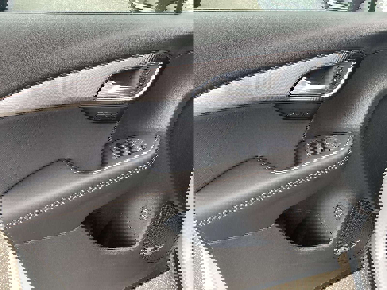 Certified 2025 Buick Envision Sport Touring image 19