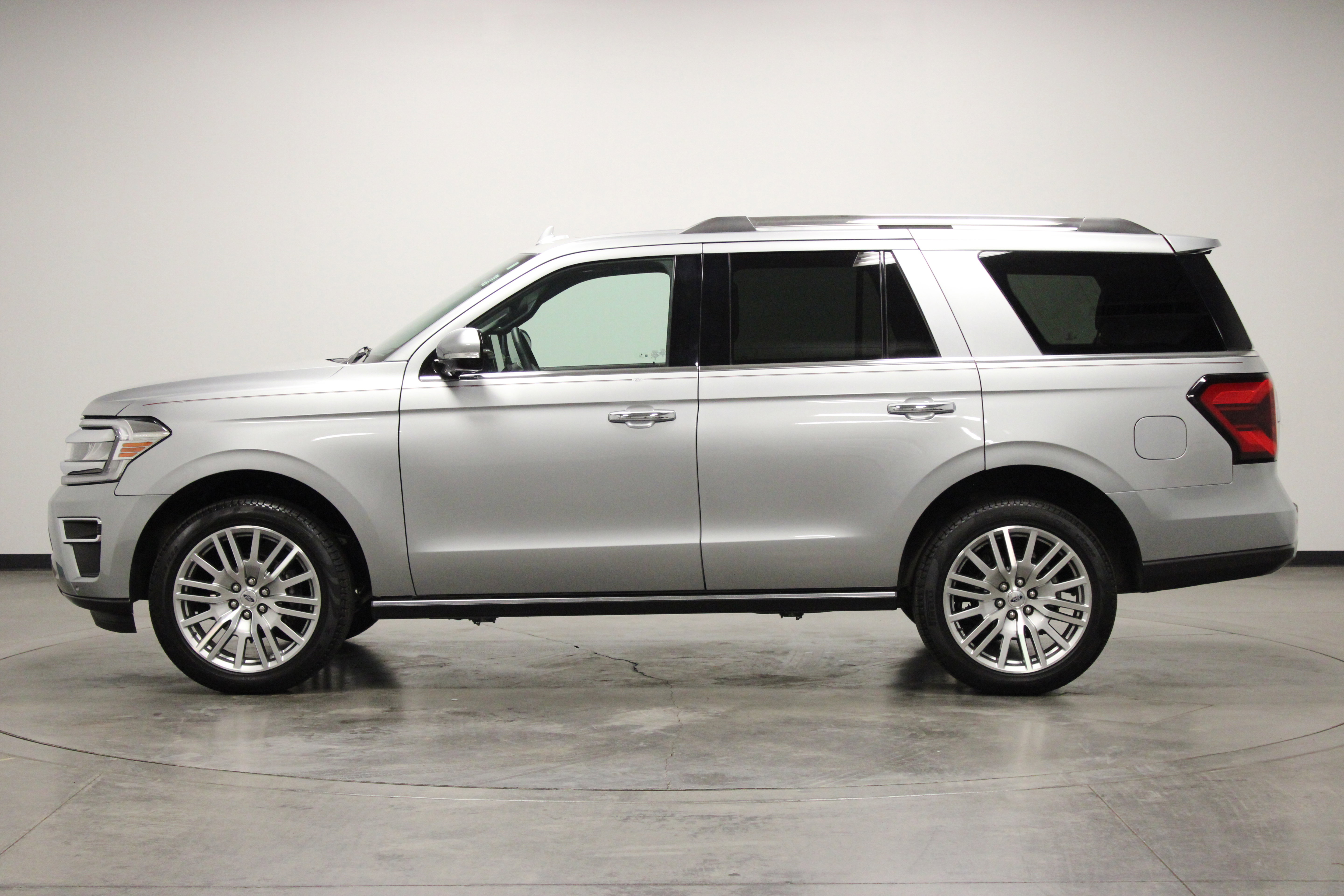 Used 2024 Ford Expedition Limited AWD/4WD image 5