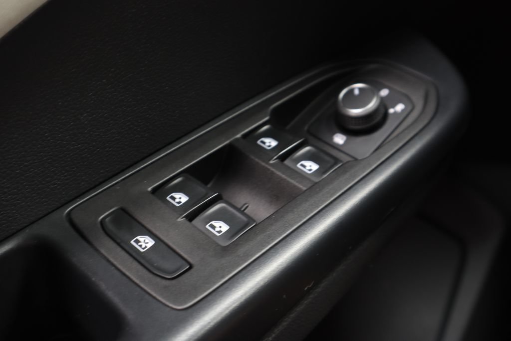 Used 2025 Volkswagen Taos SE FWD image 26
