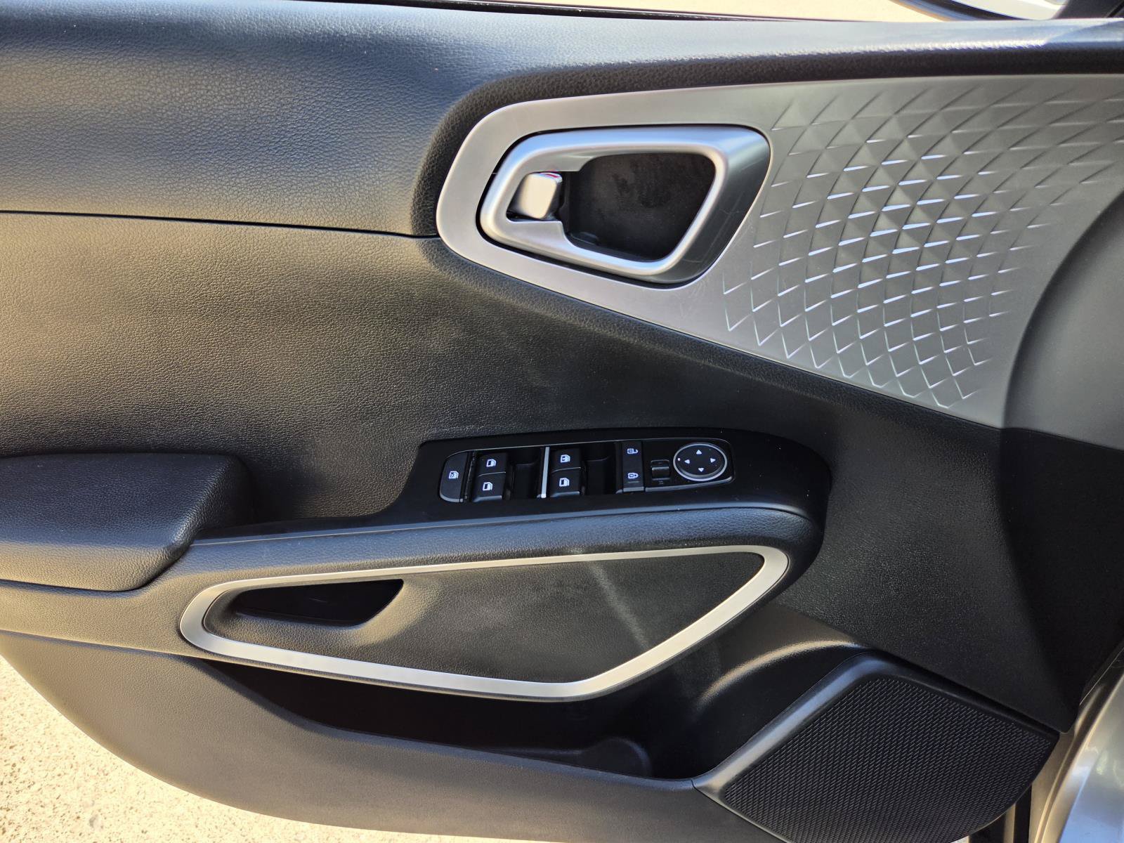 Used 2024 Kia Soul LX w/ LX Technology Package FWD image 14