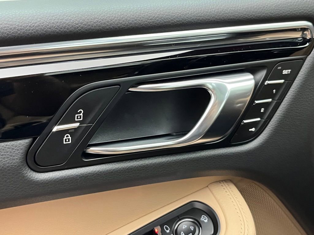 Certified 2025 Porsche Macan image 20