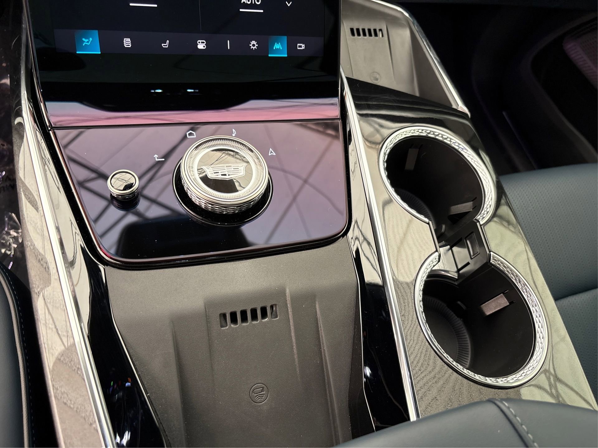 New 2025 Cadillac Escalade IQ Luxury 2 w/ LPO, Radiant Package image 34