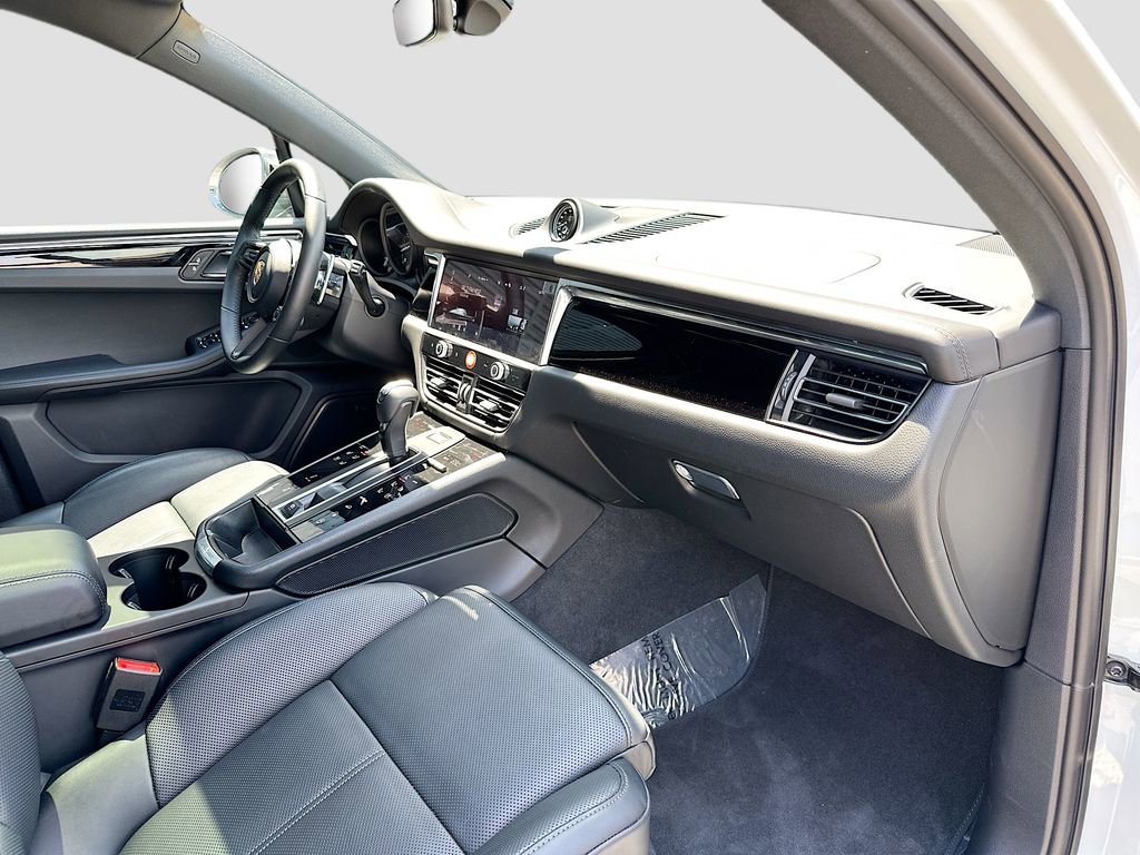 Certified 2026 Porsche Macan AWD/4WD image 31
