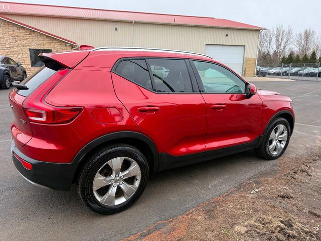 Used 2021 Volvo XC40 T5 Momentum image 4