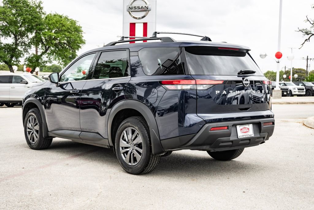 Used 2025 Nissan Pathfinder SV image 7