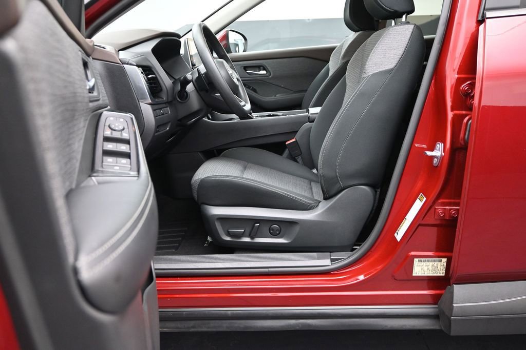 Used 2022 Nissan Rogue SV FWD image 16