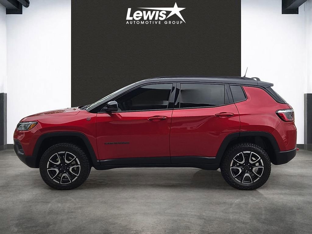 Used 2025 Jeep Compass Trailhawk AWD/4WD image 2