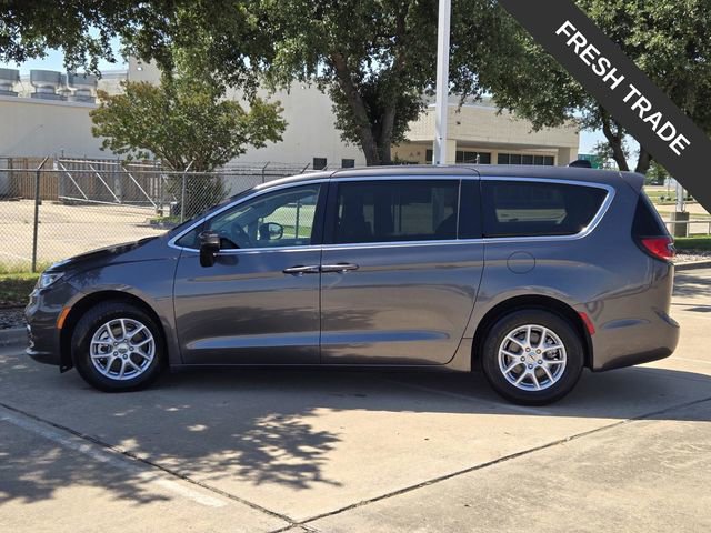 Used 2023 Chrysler Pacifica Touring-L FWD image 3