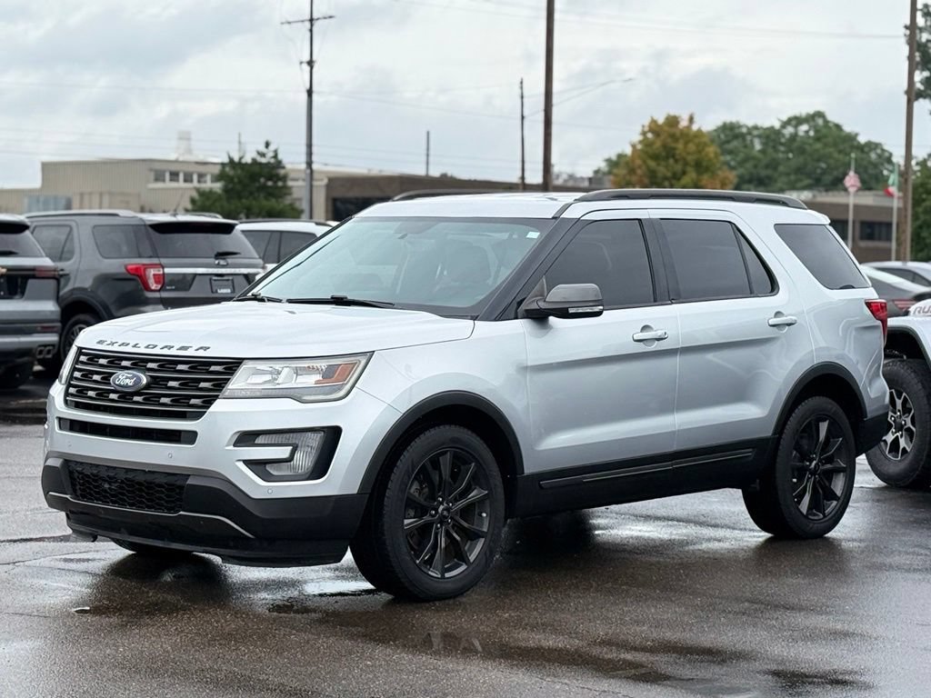 Used 2017 Ford Explorer XLT w/ Equipment Group 202A AWD/4WD image 39