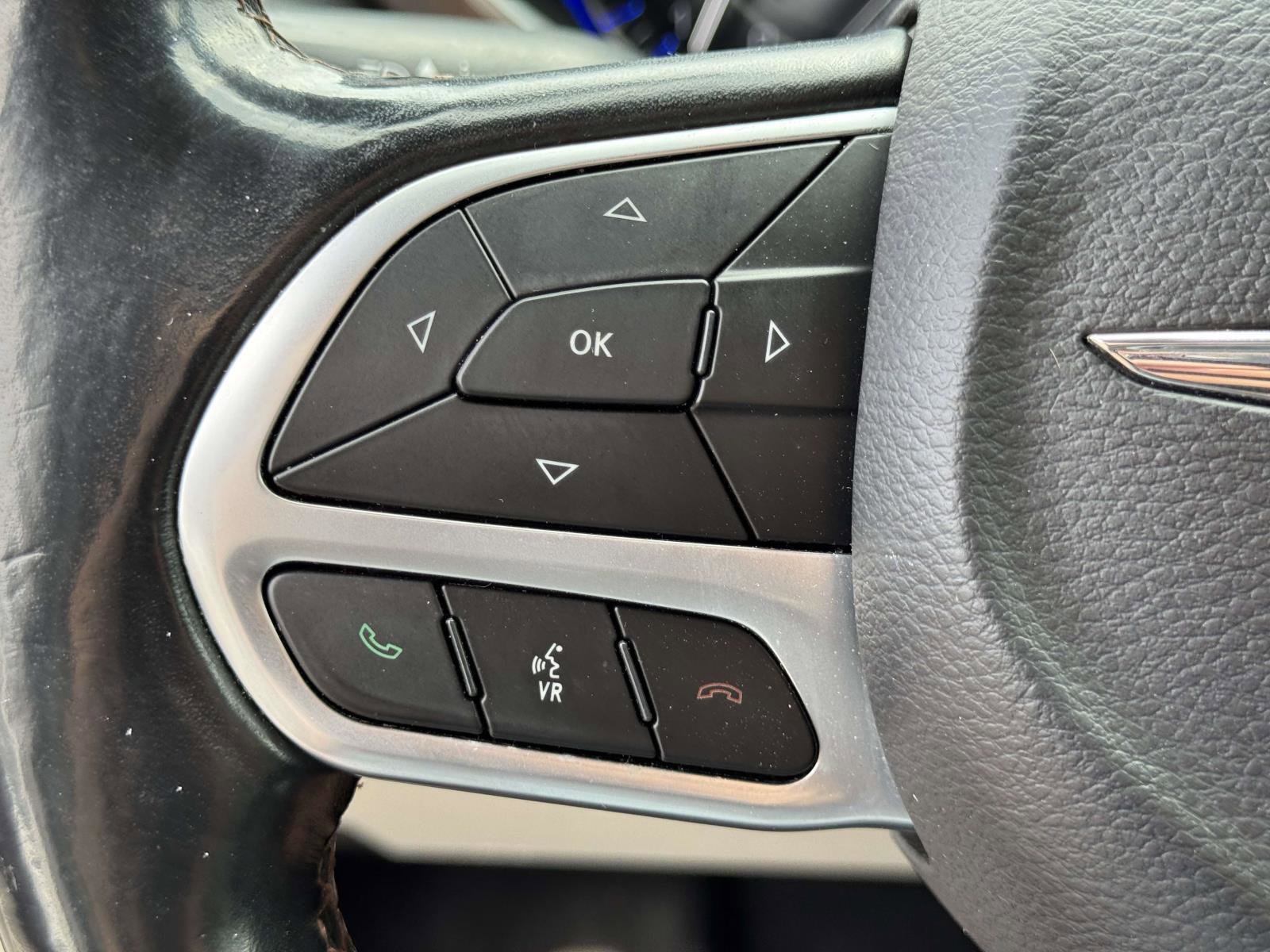 Used 2019 Chrysler Pacifica Touring-L FWD image 18