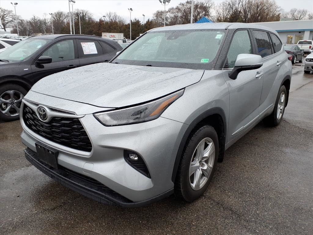 Used 2023 Toyota Highlander LE image 2