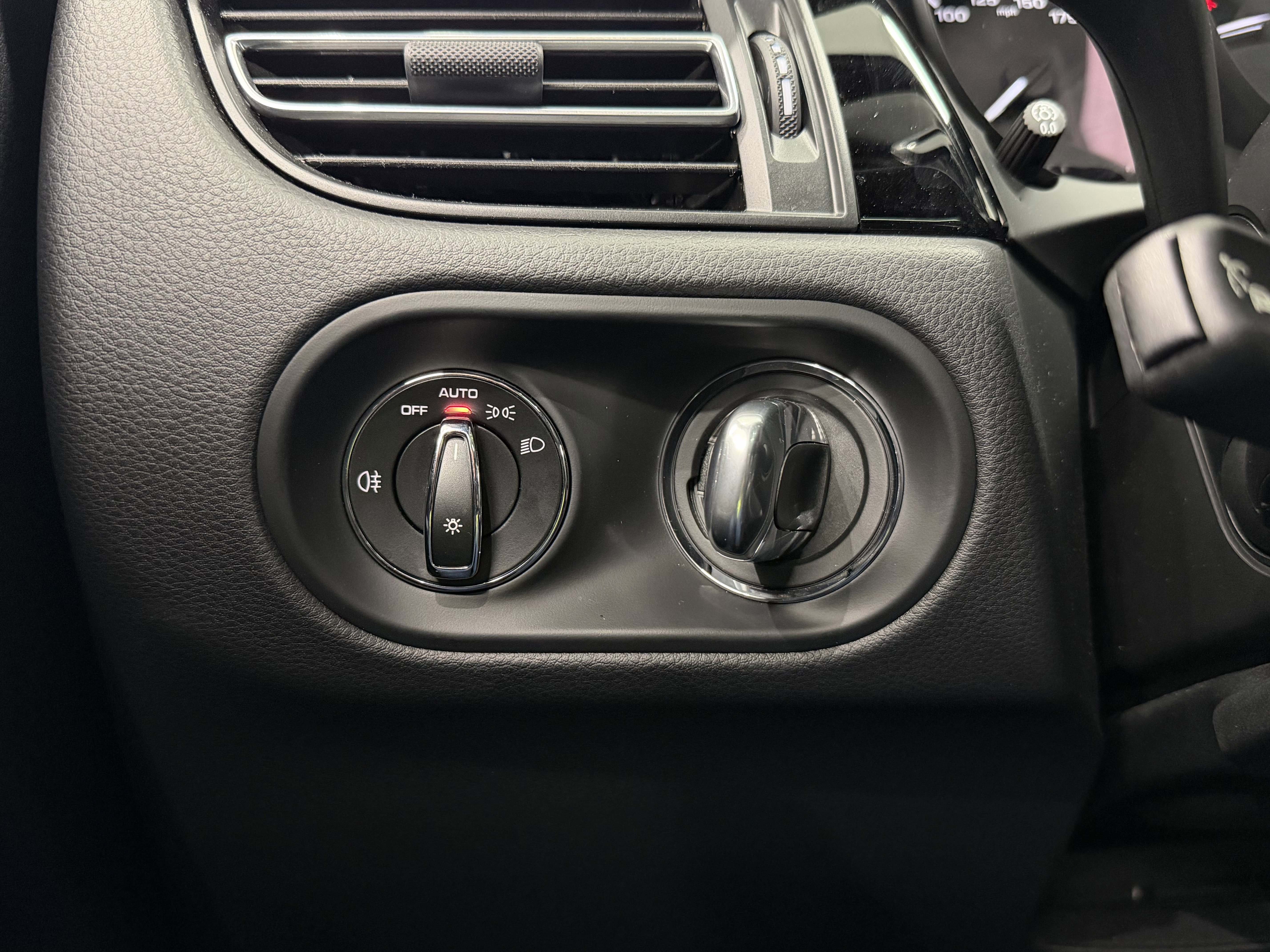 Certified 2025 Porsche Macan image 49