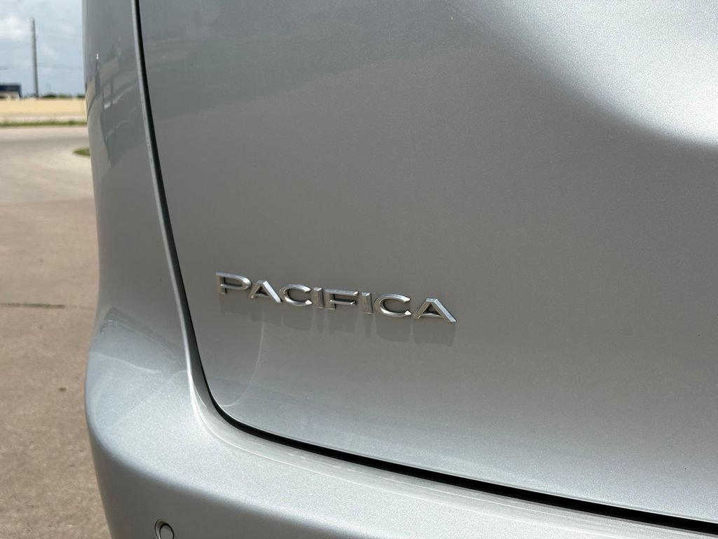 Used 2023 Chrysler Pacifica Touring-L FWD image 10