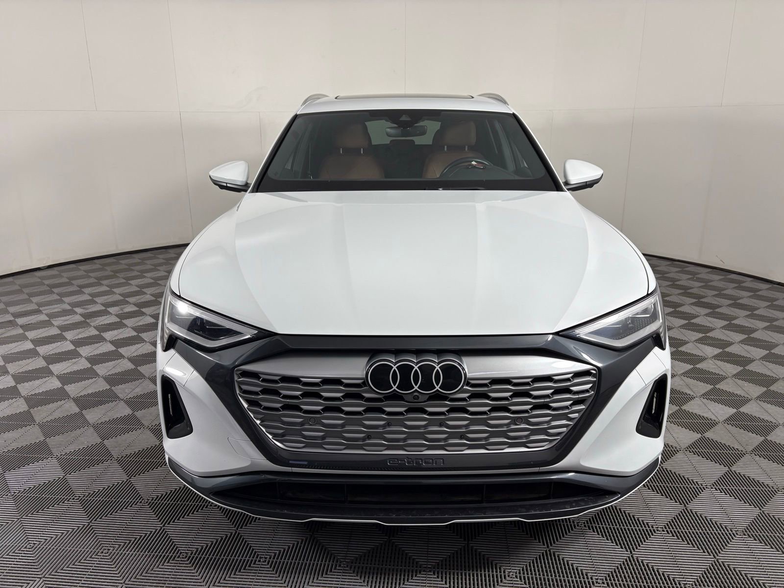 Used 2024 Audi Q8 e-tron Premium Plus w/ Premium Plus Package image 3