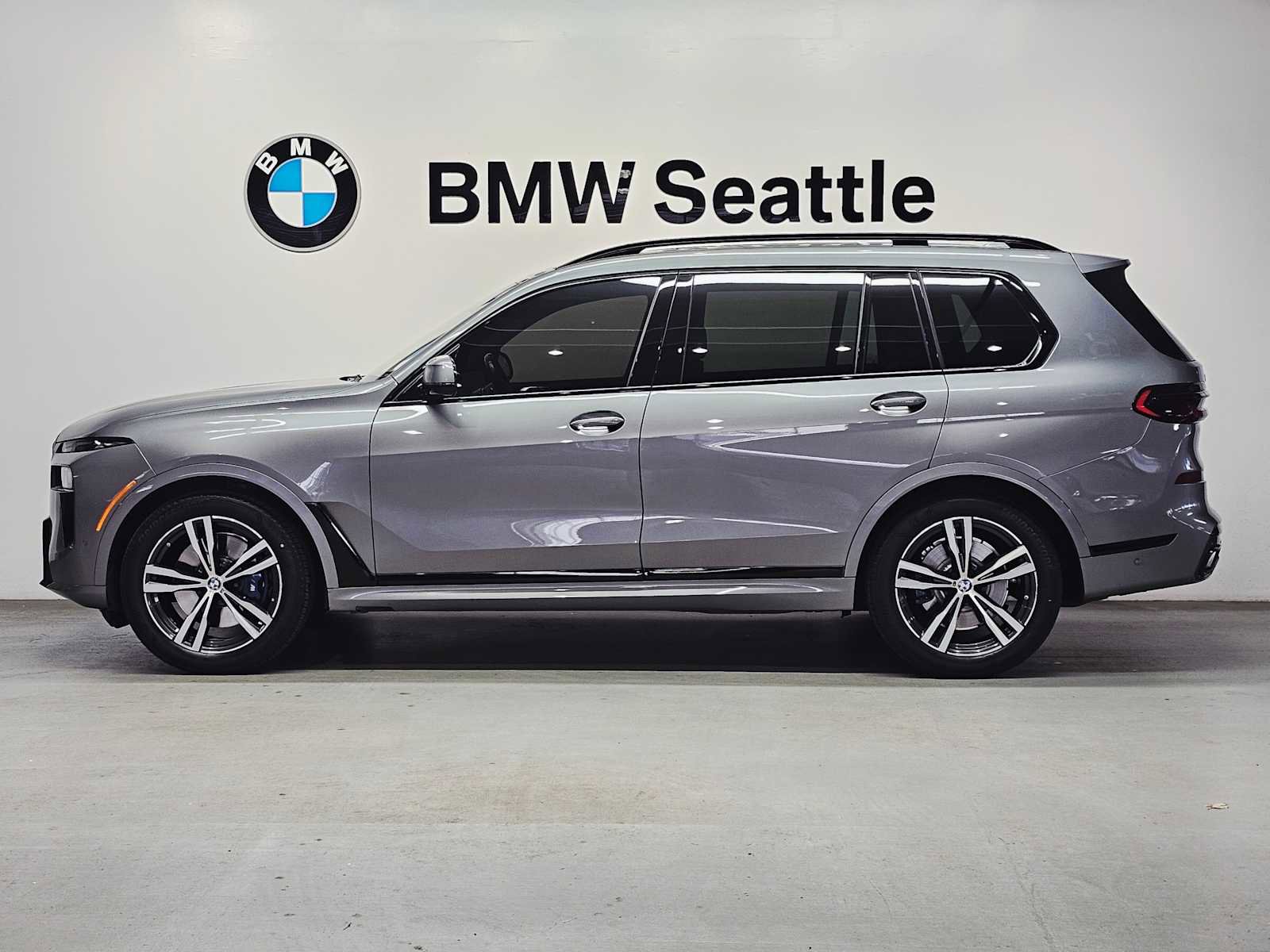 Used 2024 BMW X7 xDrive40i w/ M Sport Package image 3
