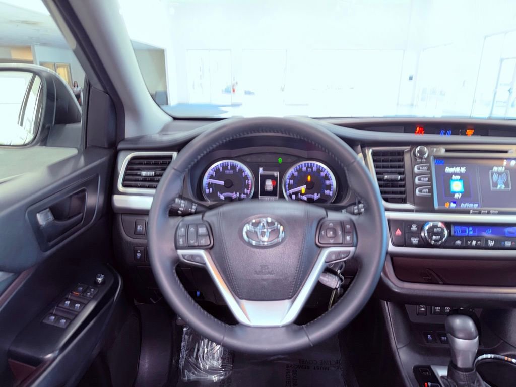 Used 2018 Toyota Highlander Plus FWD image 16