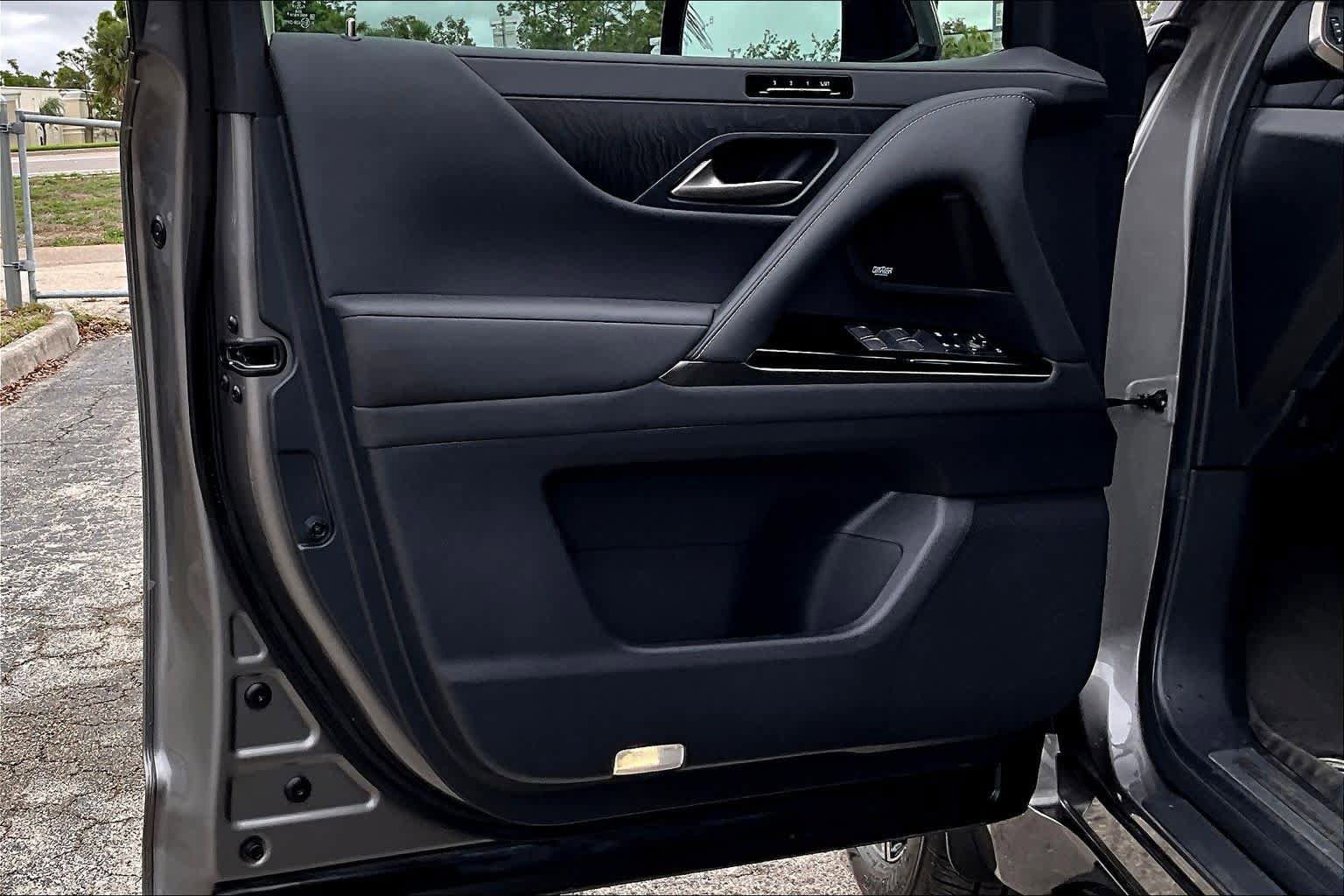 Used 2024 Lexus LX 600 4WD w/ Luxury Package image 26