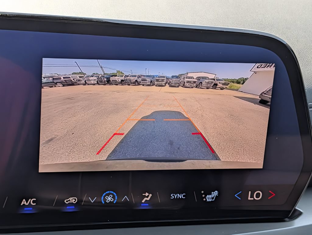 Used 2025 Chevrolet Traverse LT FWD image 18