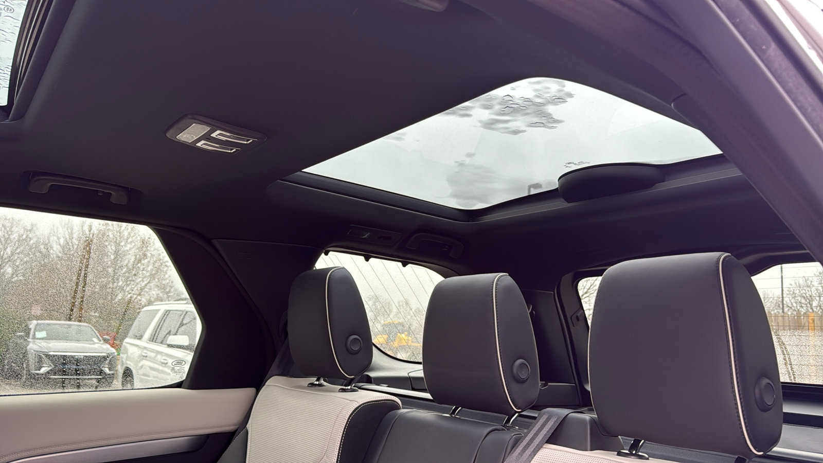 Used 2022 Land Rover Discovery S R-Dynamic image 32