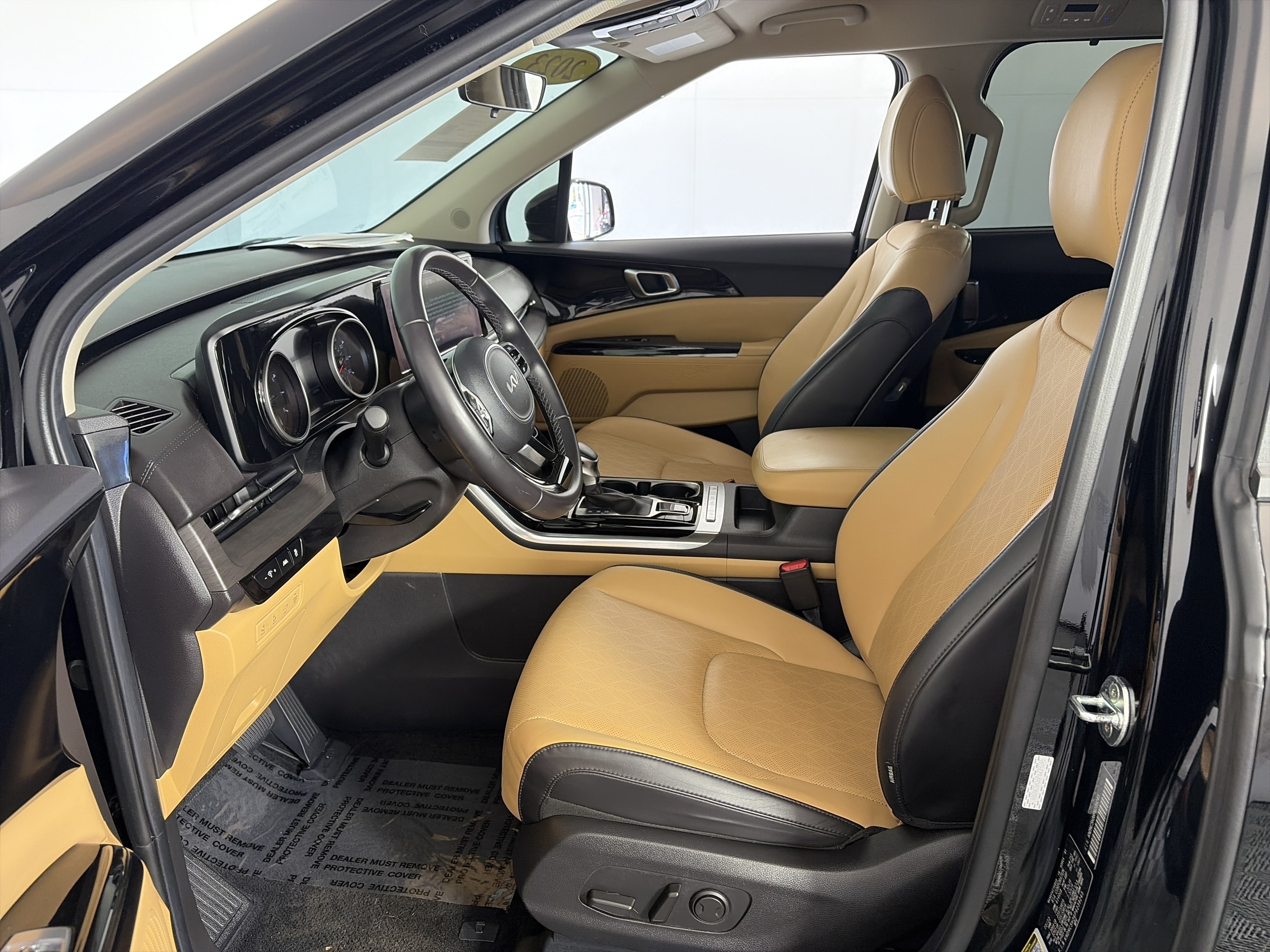 Certified 2023 Kia Carnival EX FWD image 6