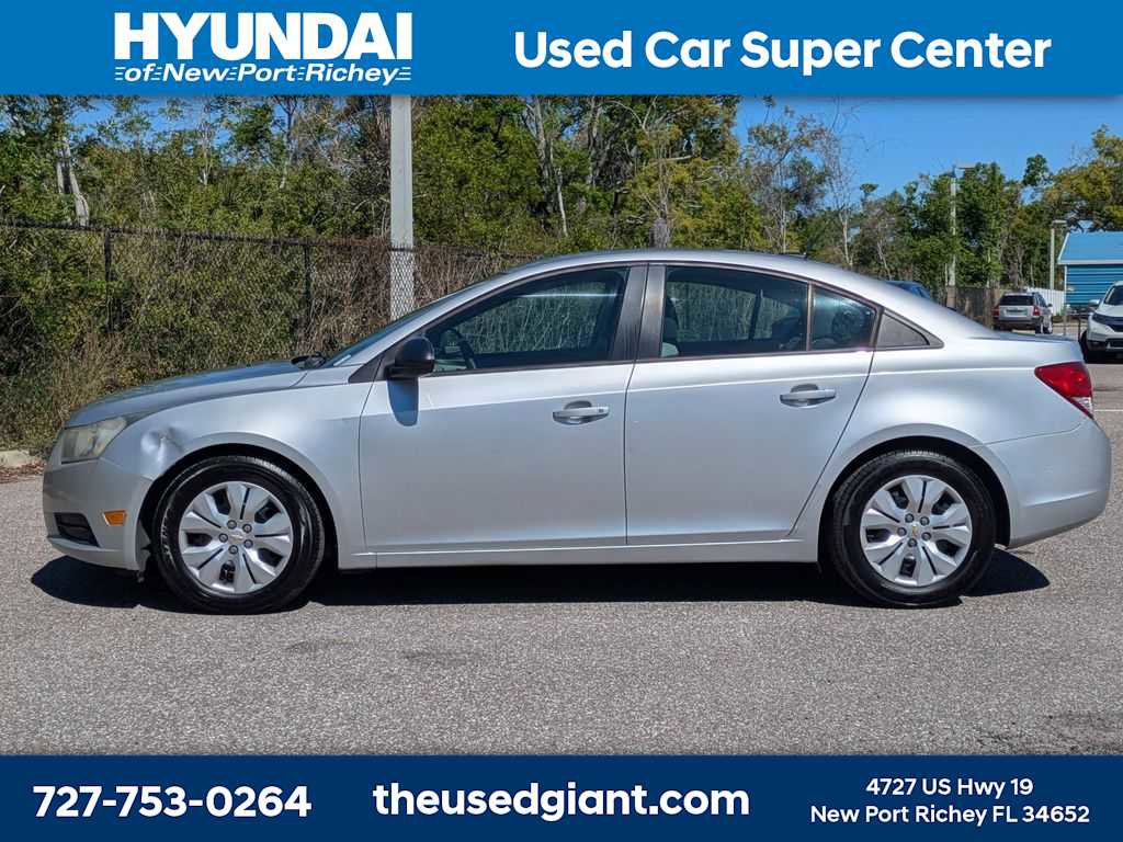 Used 2014 Chevrolet Cruze LS image 2