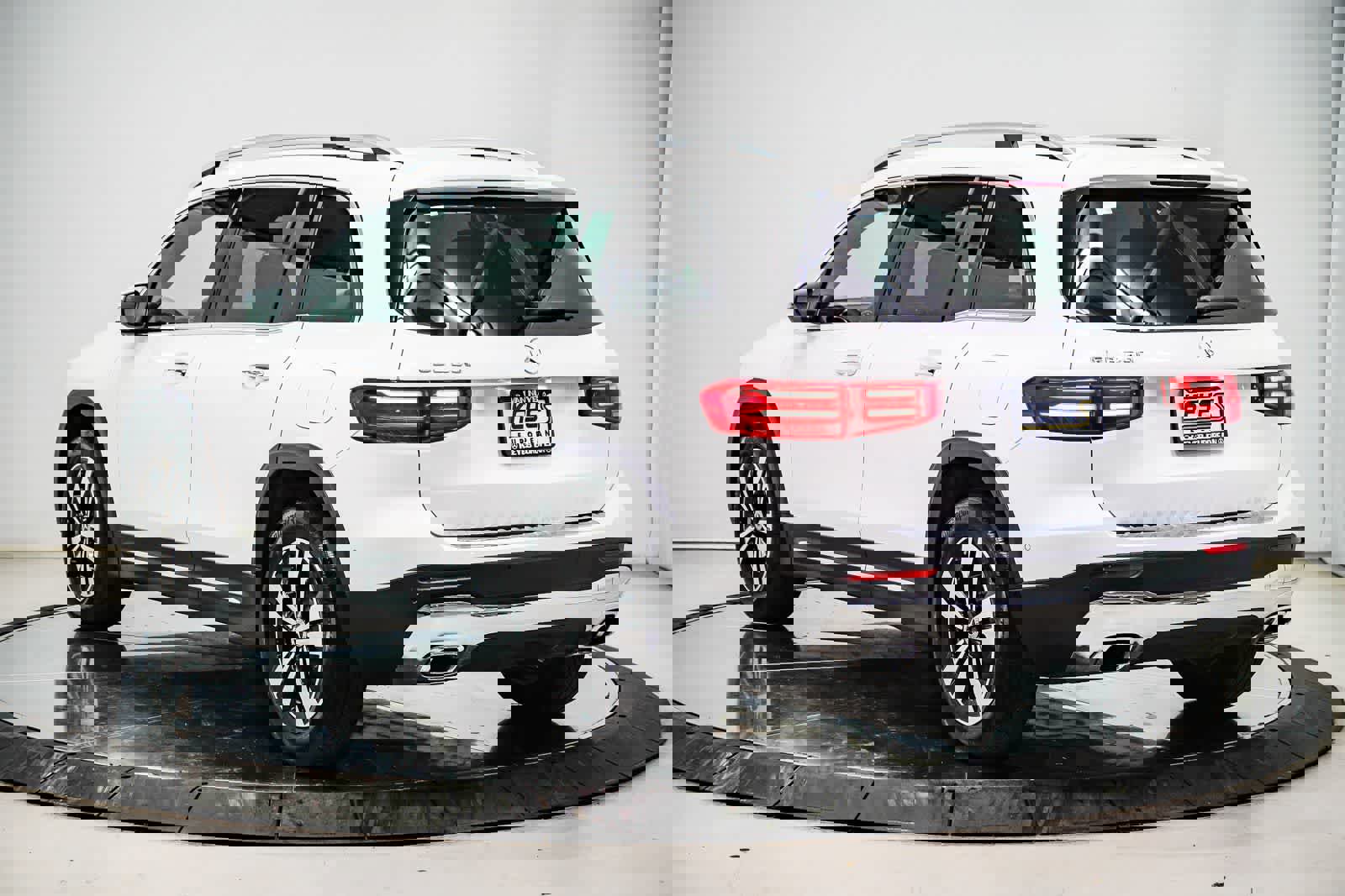 Used 2026 Mercedes-Benz GLB 250 image 2