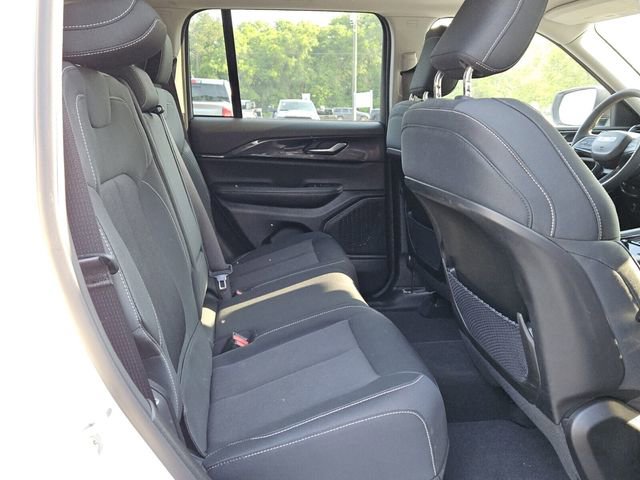 Used 2023 Jeep Grand Cherokee Laredo w/ Luxury Tech Group I RWD image 14