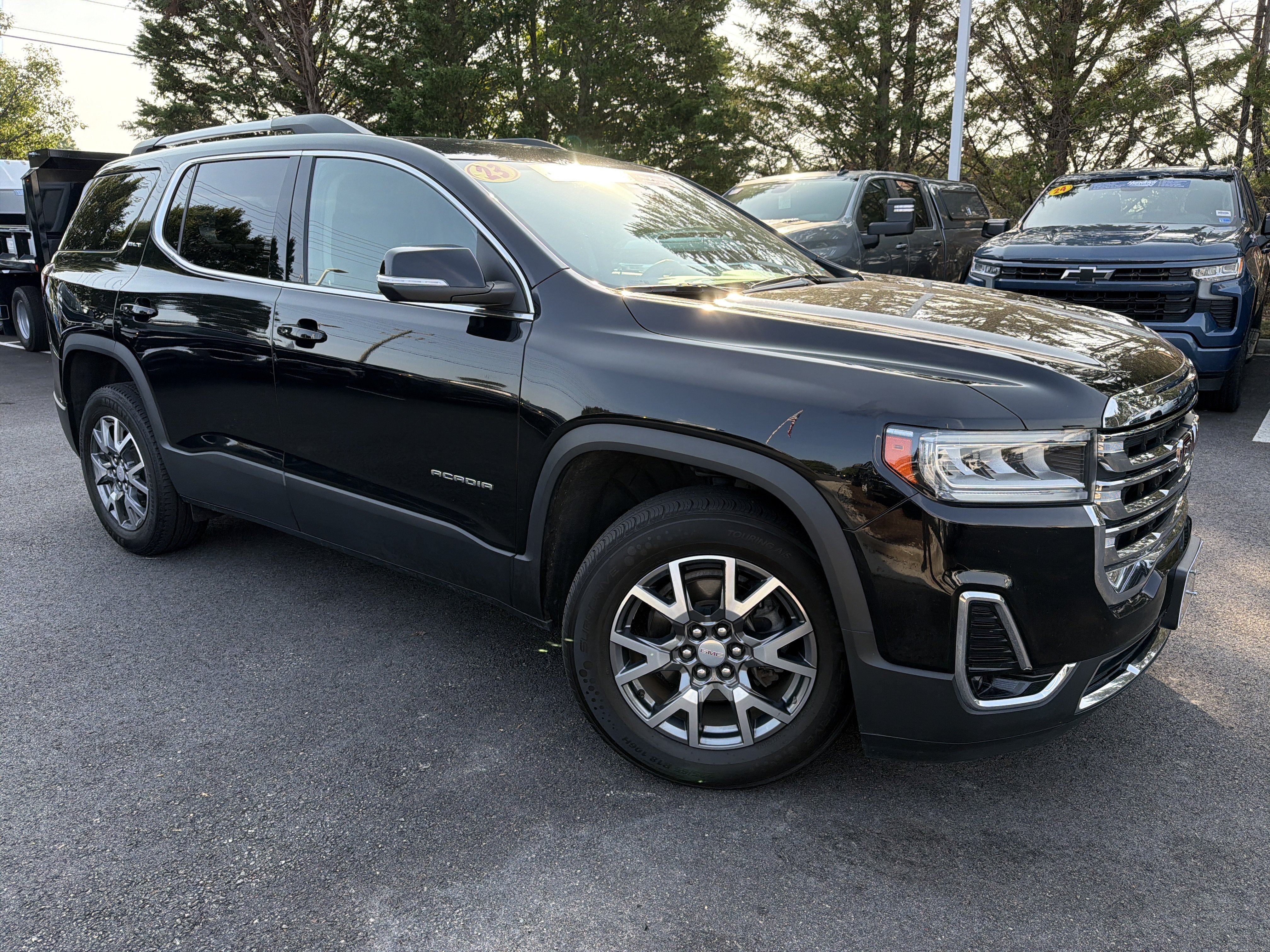 Used 2023 GMC Acadia SLT AWD/4WD image 2