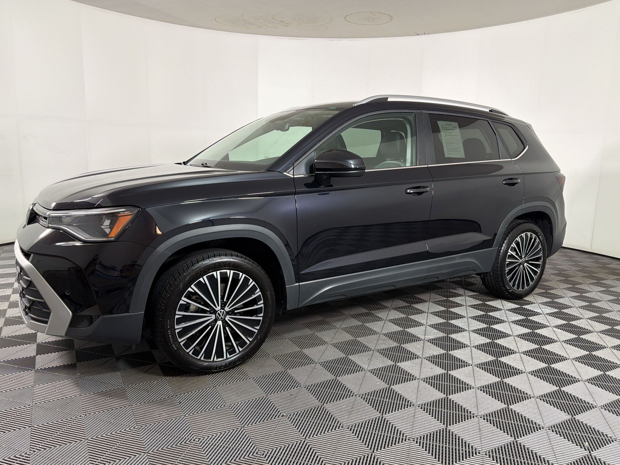 Used 2025 Volkswagen Taos SE FWD image 23