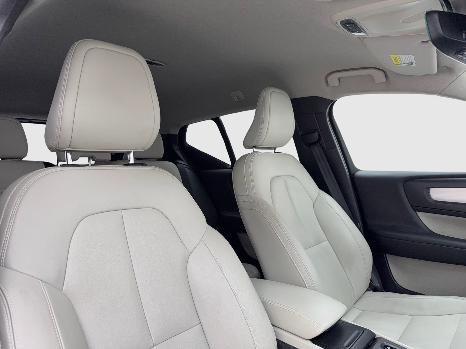 Used 2019 Volvo XC40 T4 Momentum image 42