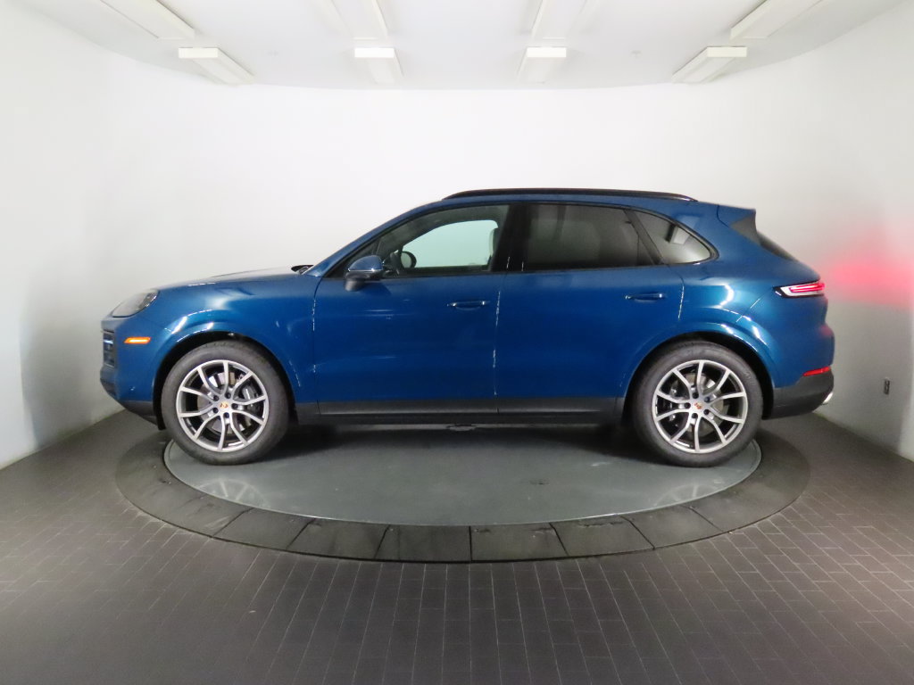 Certified 2025 Porsche Cayenne AWD/4WD image 2