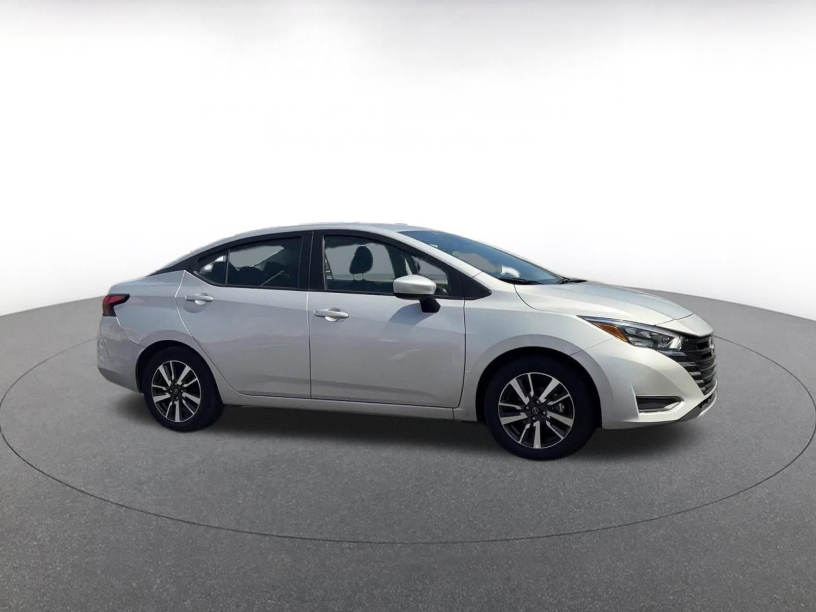 Used 2025 Nissan Versa SV image 2