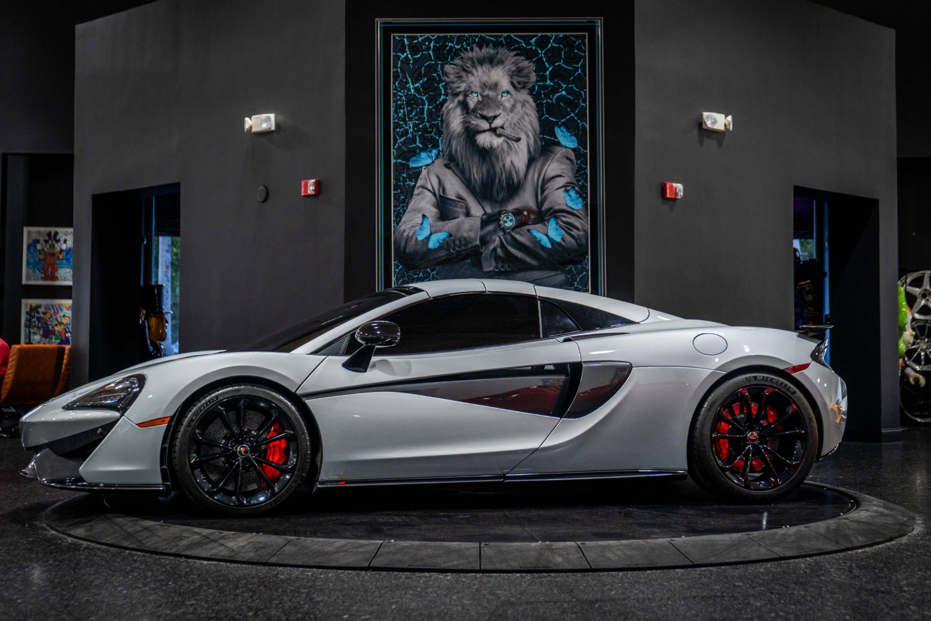 Used 2018 McLaren 570S Spider image 15