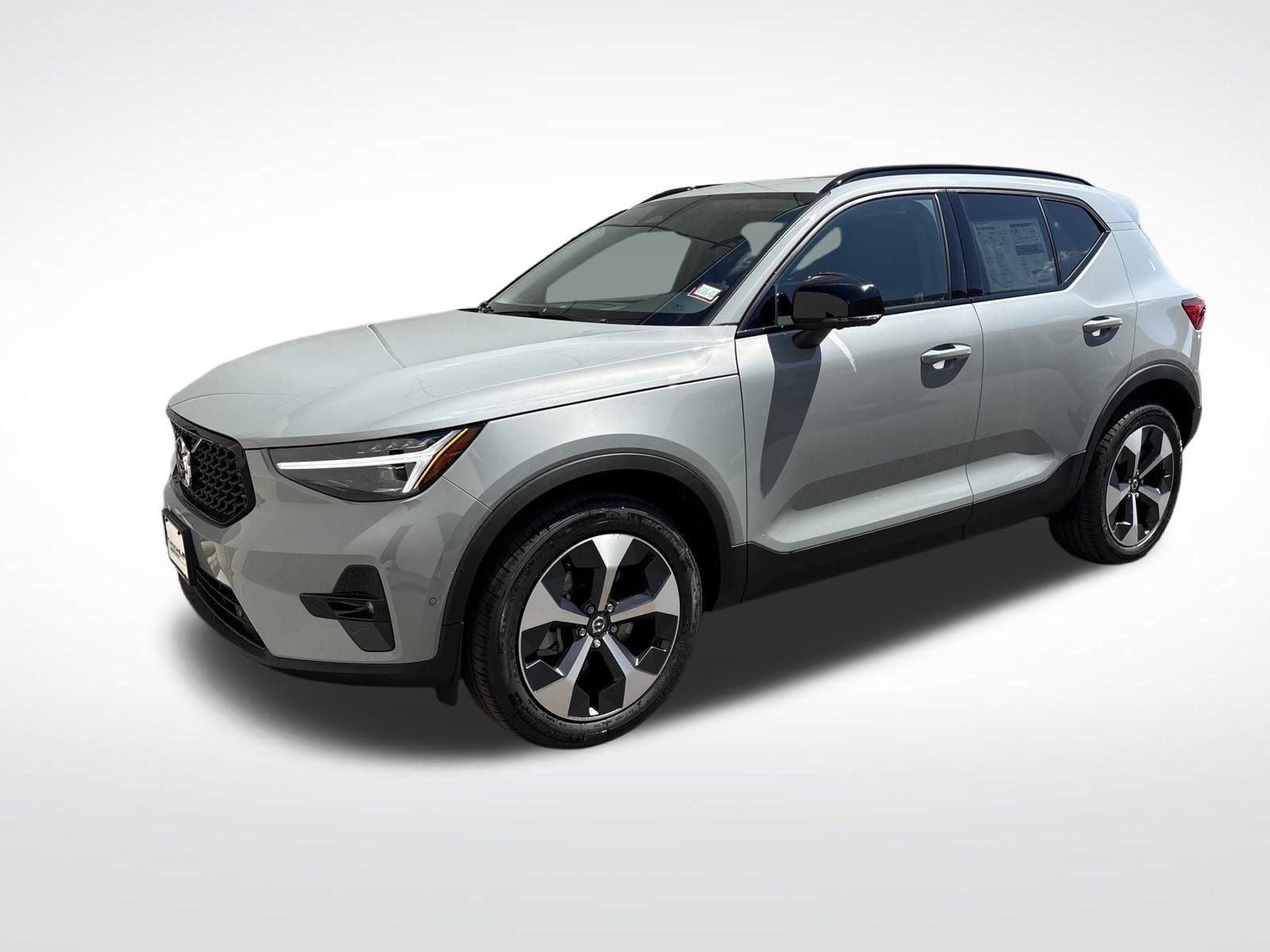 New 2026 Volvo XC40 B5 Plus w/ Protection Package Premier 360° Tour