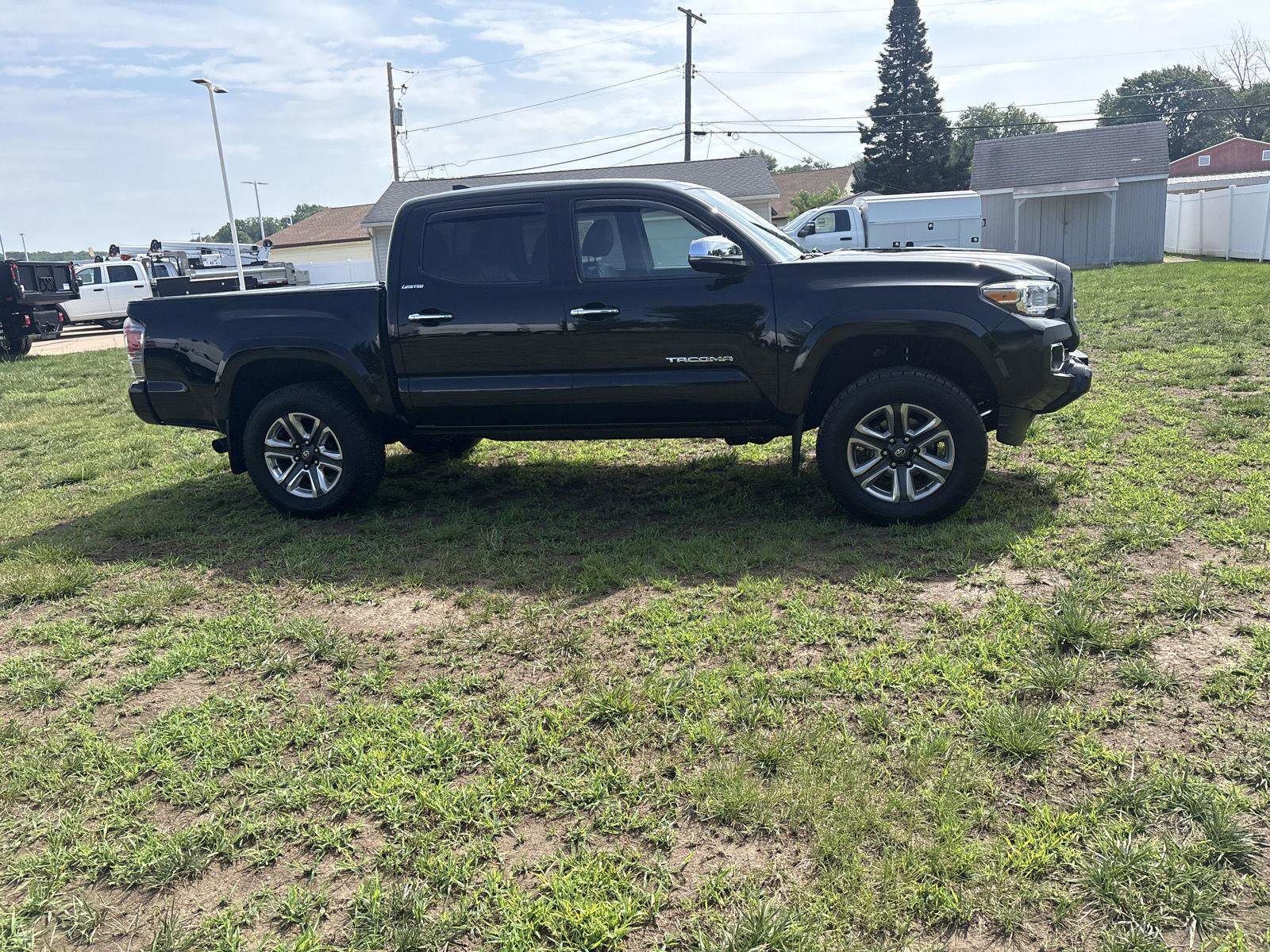 Used 2017 Toyota Tacoma Limited w/ Tow Package AWD/4WD image 4