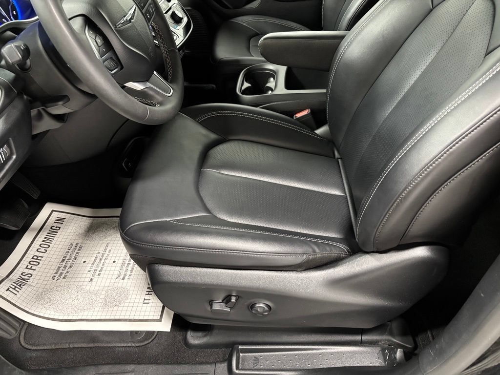 Used 2025 Chrysler Pacifica Select FWD image 12