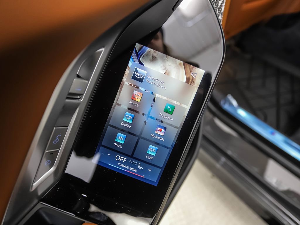 New 2026 BMW 750e xDrive image 22