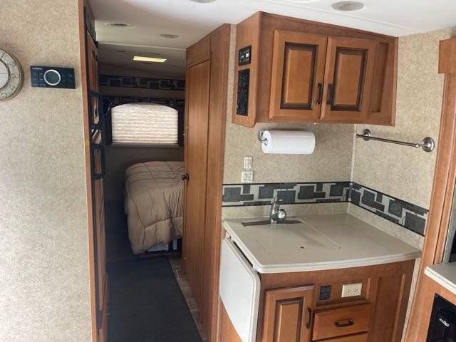 Used 2011 Ford E-450 and Econoline 450 Super Duty w/ Motorhome Prep Pkg RWD image 6