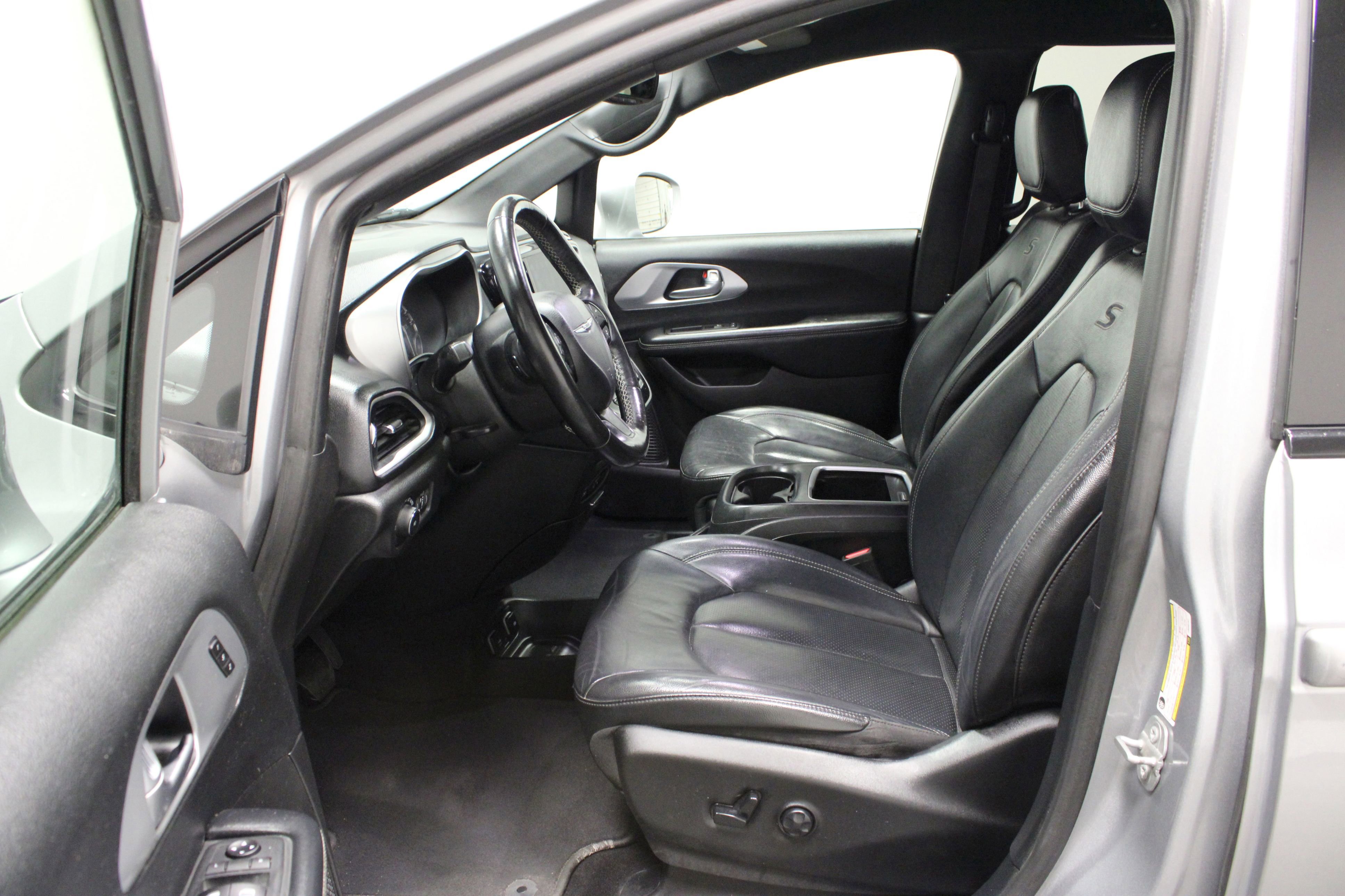 Used 2020 Chrysler Pacifica Touring-L Plus FWD image 18