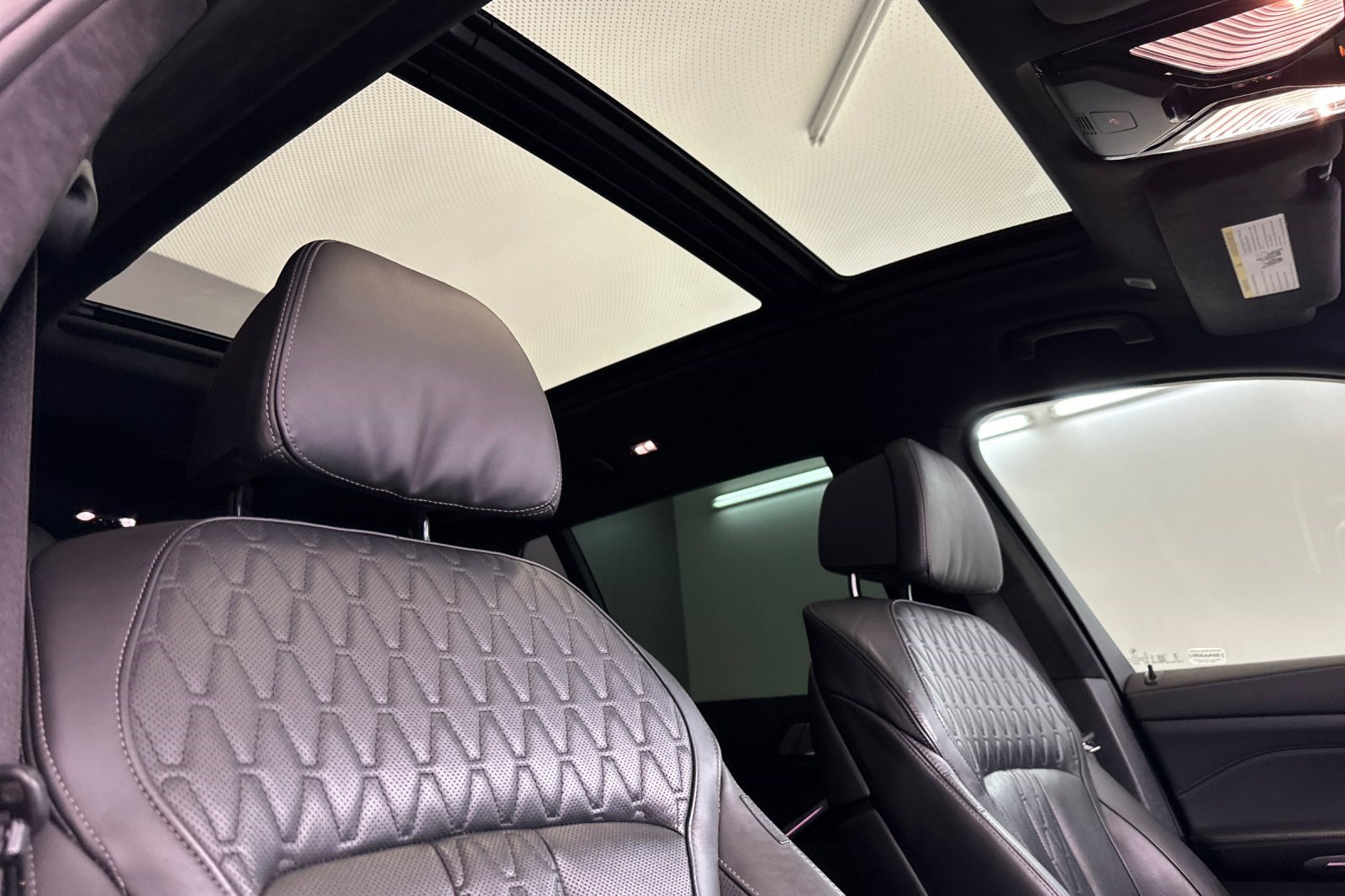 Certified 2025 BMW X7 M60i AWD/4WD image 25