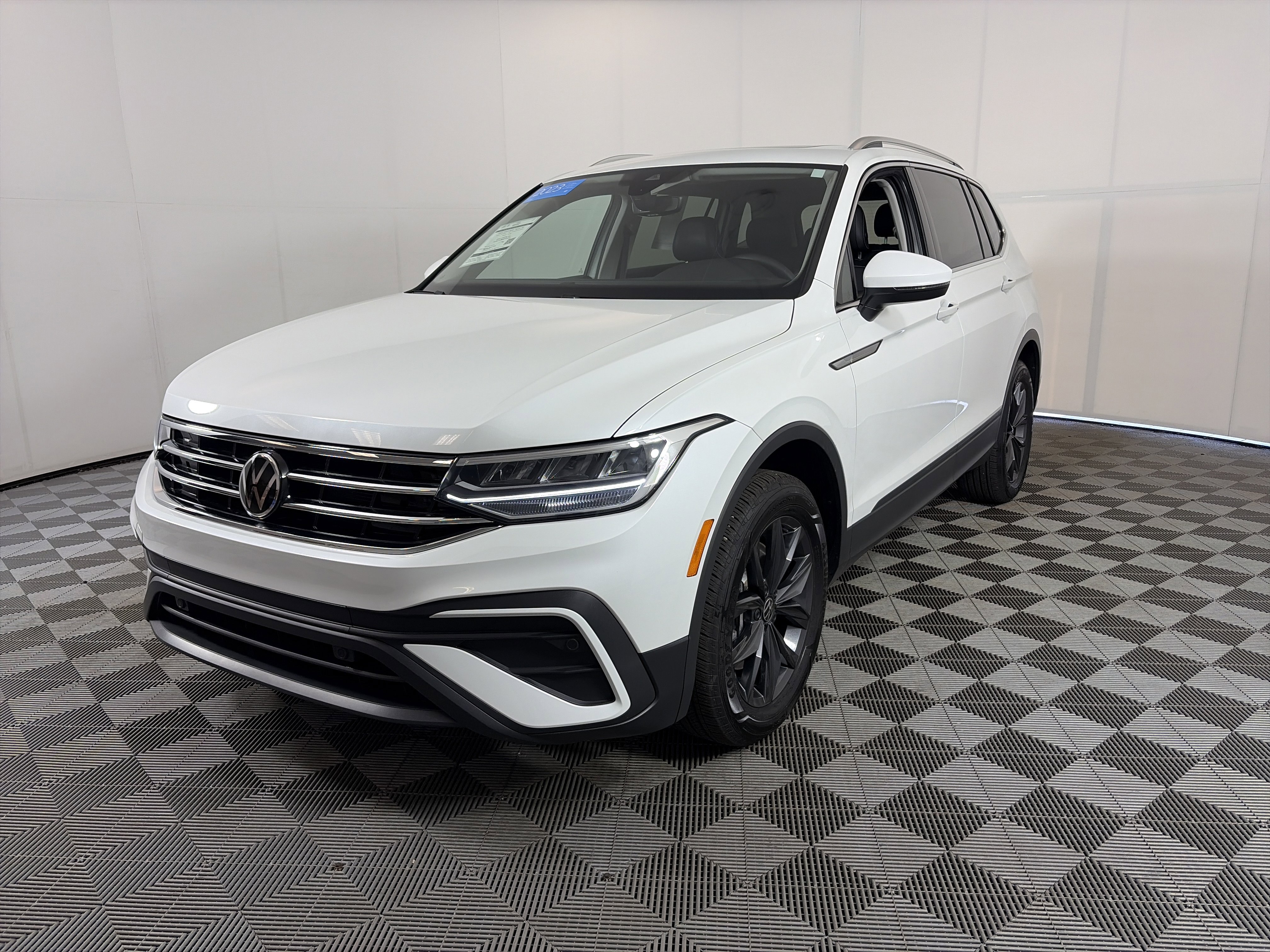 Used 2023 Volkswagen Tiguan SE w/ Panoramic Sunroof Package image 3