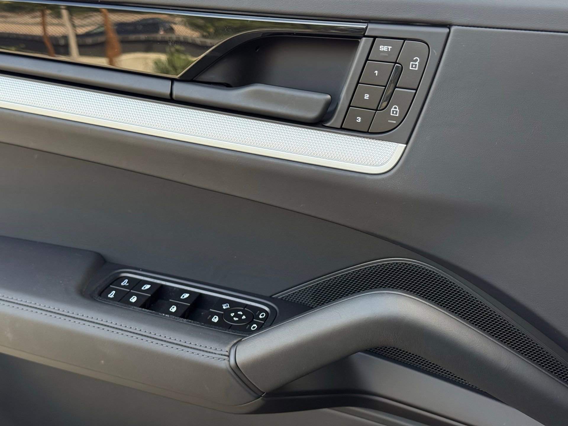 Used 2025 Porsche Cayenne Coupe image 27