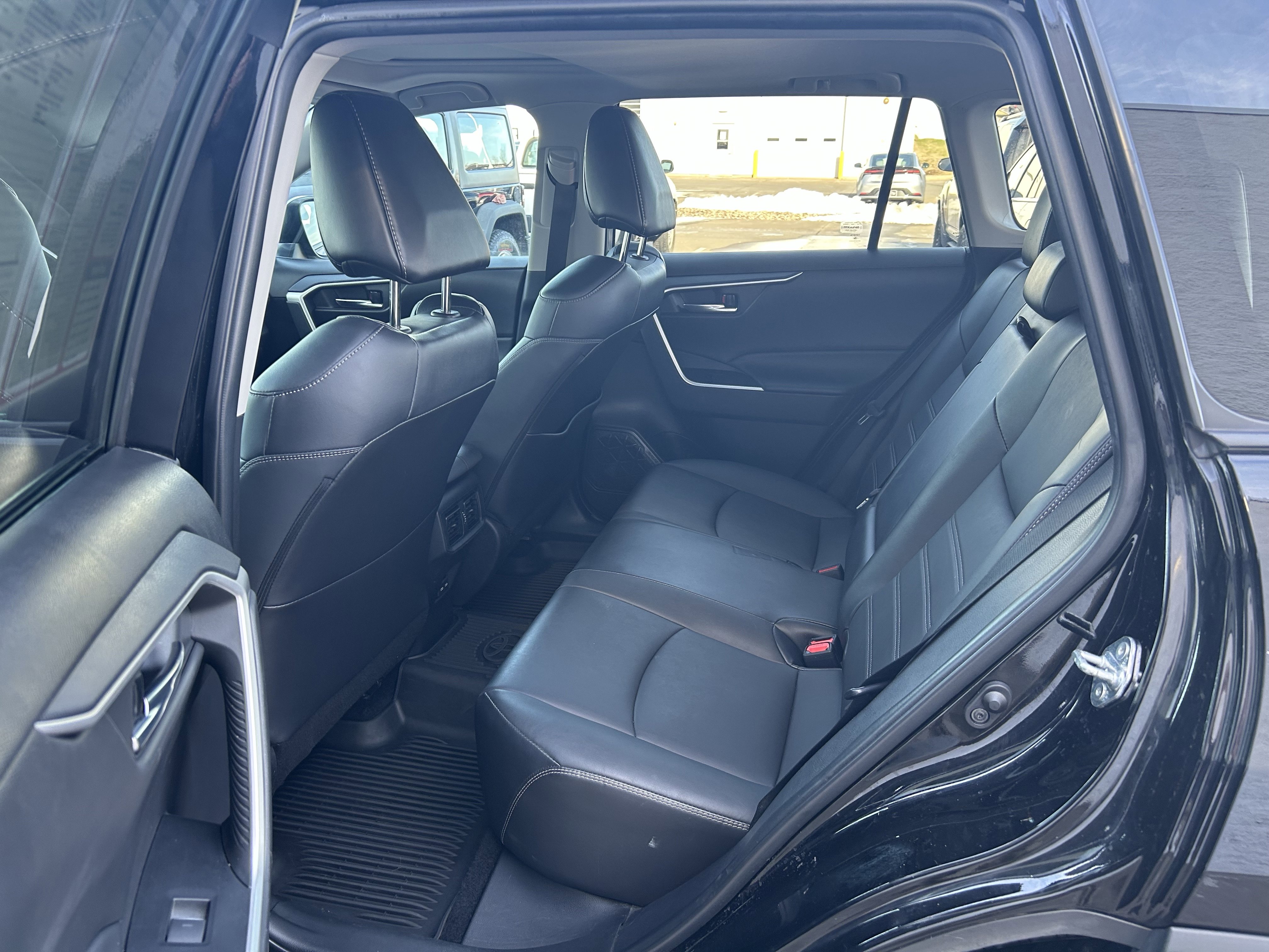 Used 2022 Toyota RAV4 XLE Premium image 17