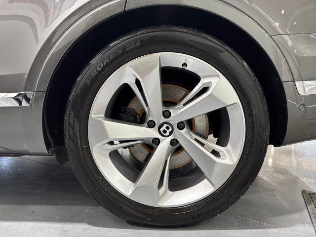 Used 2017 Bentley Bentayga image 16