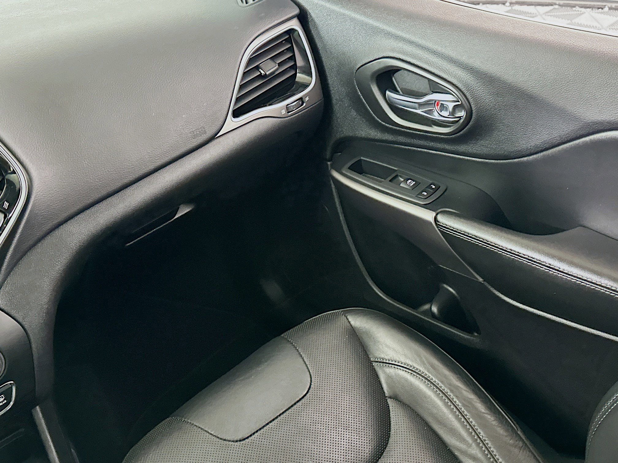 Used 2020 Jeep Cherokee Limited image 22