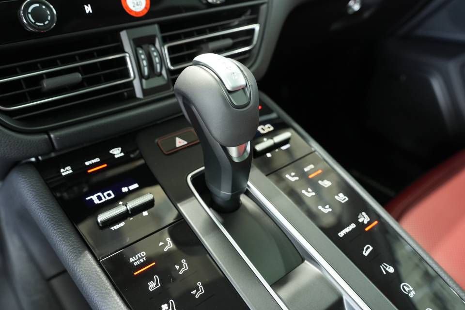 Certified 2025 Porsche Macan AWD/4WD image 24