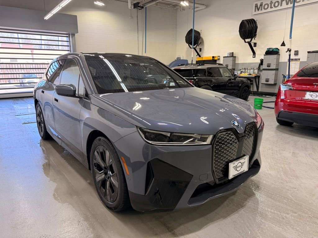 Used 2023 BMW iX xDrive50 w/ Premium Package image 7