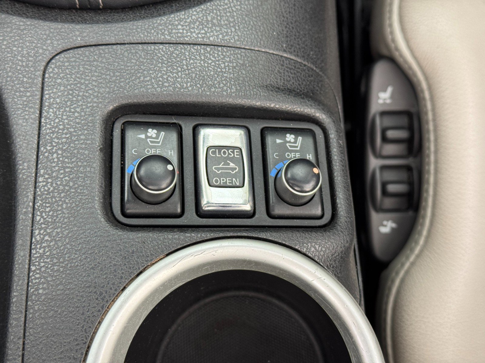 Used 2010 Nissan 370Z Touring w/ Sport Pkg image 28